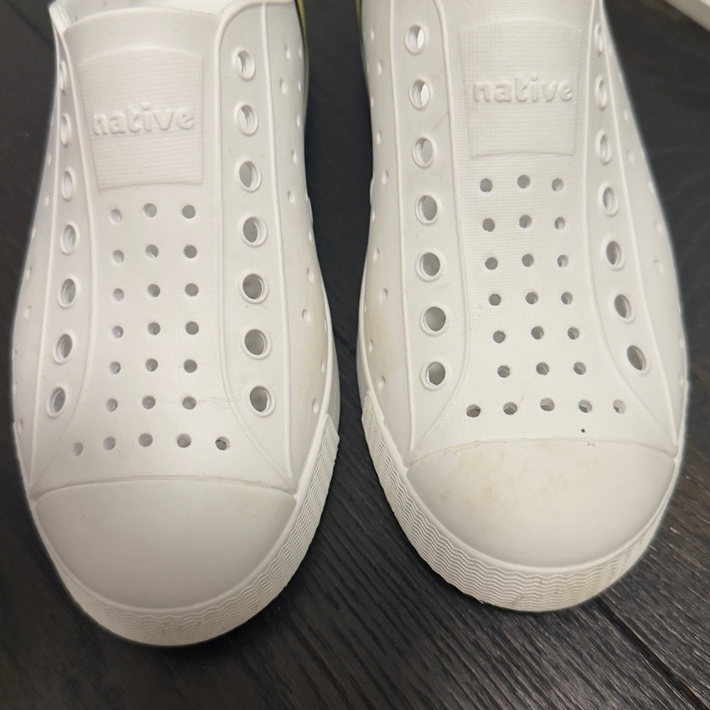 Native Kids Shoes in White and Green - Picture 4 of 5